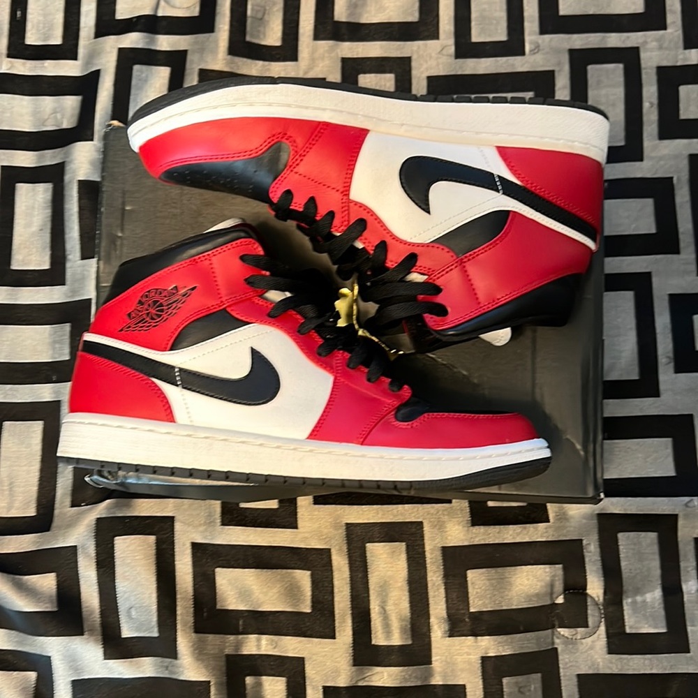 Air jordan 1 mid 9.5
